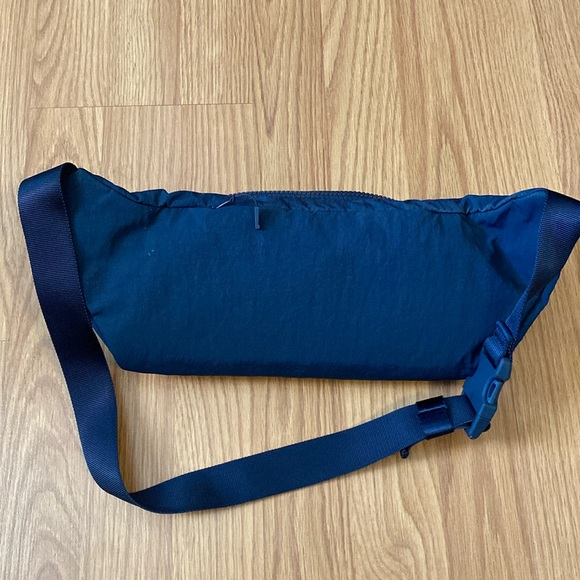 ❤️ Lululemon On The Beat Belt Bag *4.5L Dark Blue - Picture 6 of 9